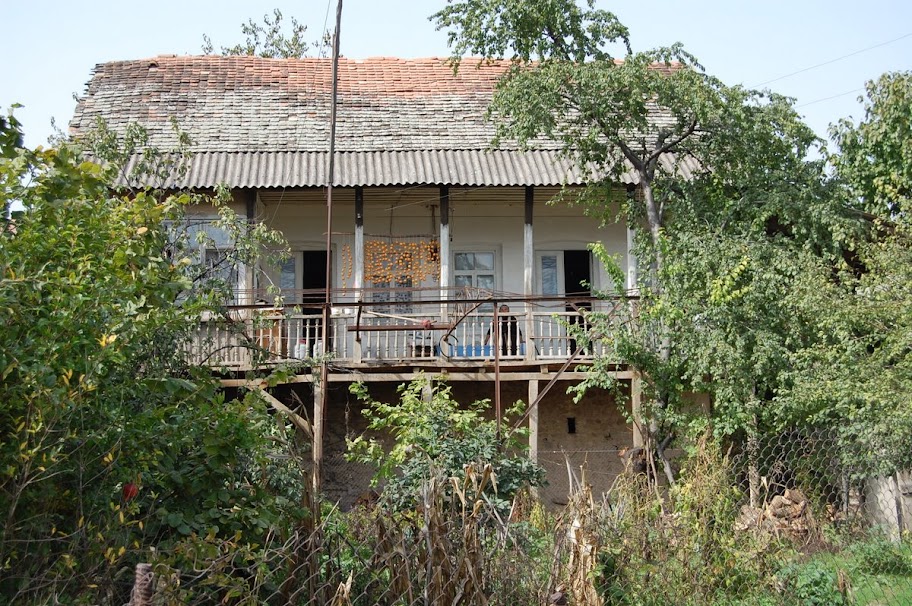 GEORGIA & SOUTH CAUCASUS: ARCHITEKTUR: Deutsche Häuser in der Ferne bei